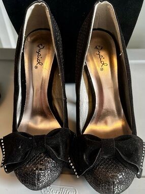 Qupid Black Bow Pointed Toe Pumps with Textured Toe